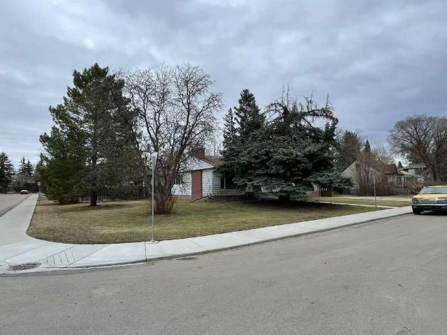 5 Bed + Den by U of A — Freshly Renovated, Half Month FREE — 5 Bedrooms+ Den House