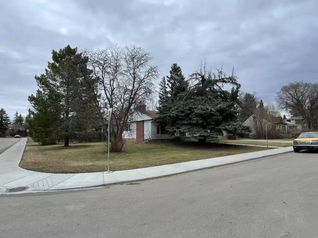 5 Bed + Den by U of A — Freshly Renovated, Half Month FREE
