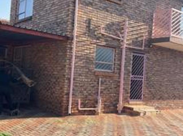 5 bedroom 4 bathroom