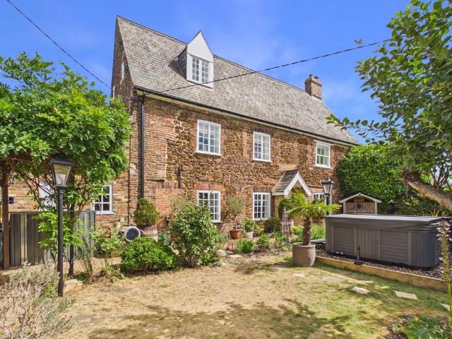 5 bedroom cottage for sale