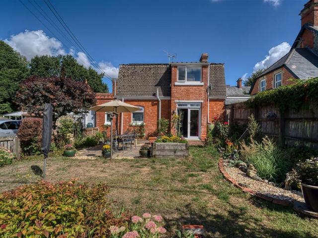 5 bedroom cottage for sale