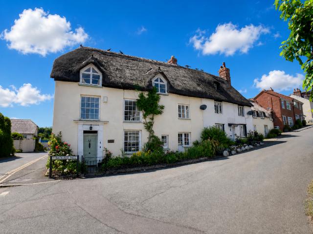 5 bedroom cottage for sale