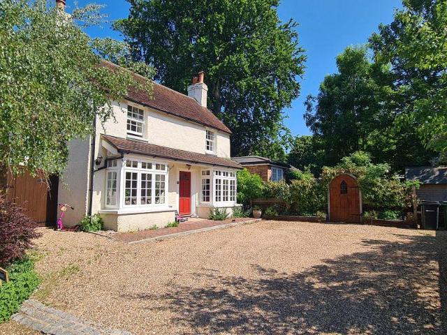 5 bedroom cottage for sale