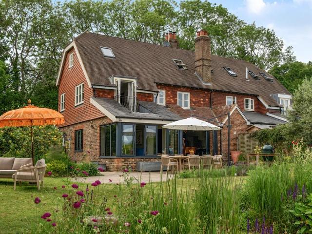 5 bedroom cottage for sale