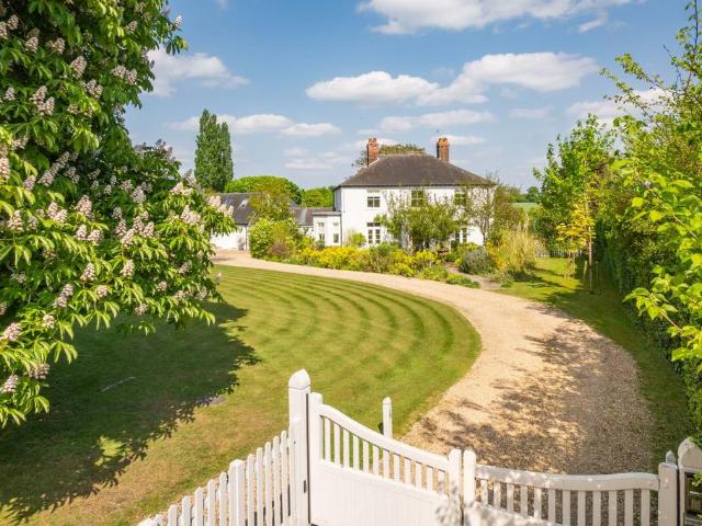 5 bedroom country house for sale