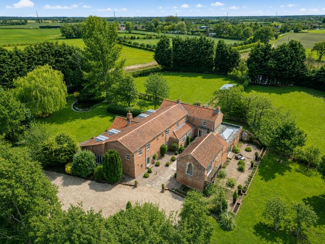 5 bedroom country house for sale