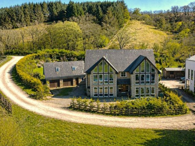 5 bedroom country house for sale