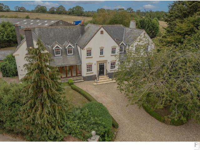 5 bedroom country house for sale