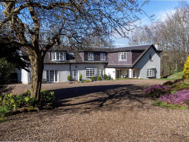 5 bedroom country house for sale