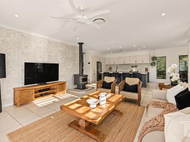 5 Bedroom House Carindale QLD 101583293
