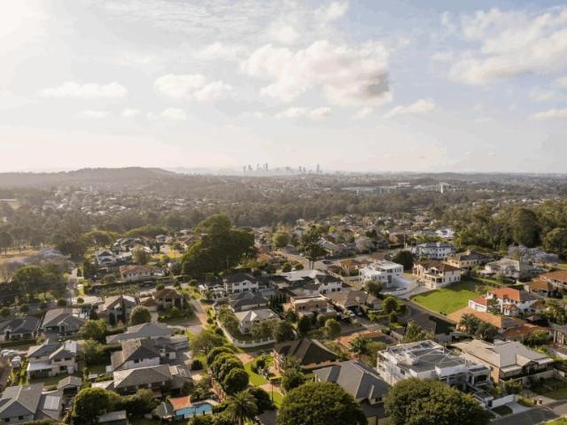 5 Bedroom House Carindale QLD 101583326