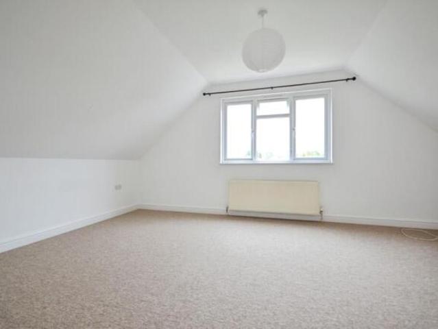 5 bedroom chalet for rent in Chelmsford Road, Shenfield, Essex, CM15