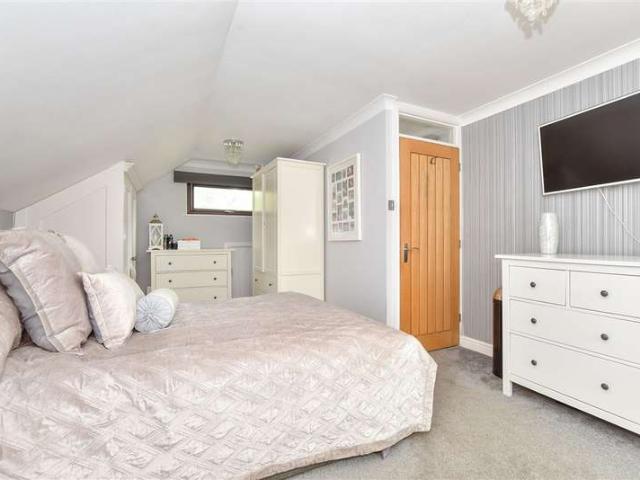 5 Bedroom Chalet House