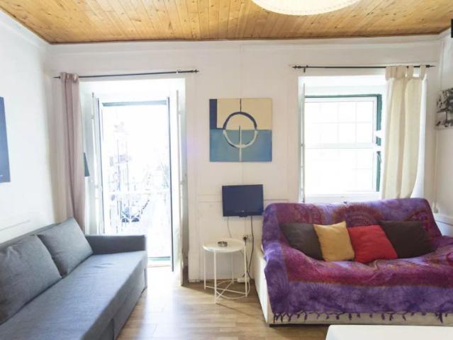 5 bedroom apartment for rent in Lisbon, some bills included
