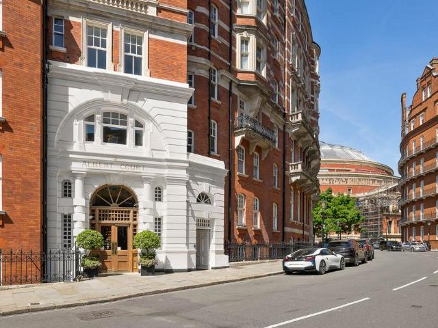 5 bedroom apartment for sale