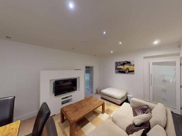 5 bedroom apartment to rent