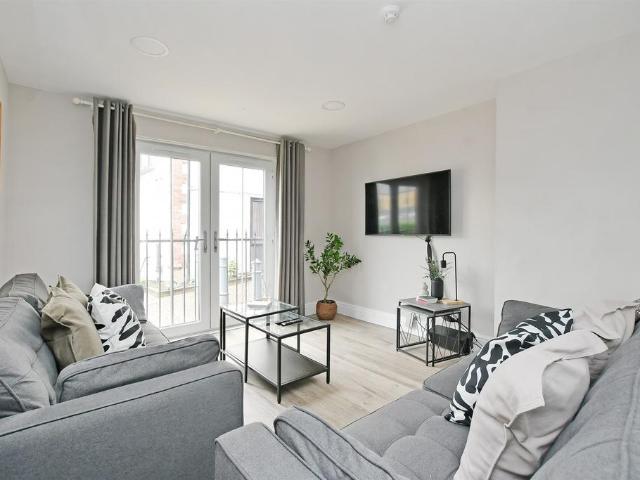 5 bedroom apartment to rent