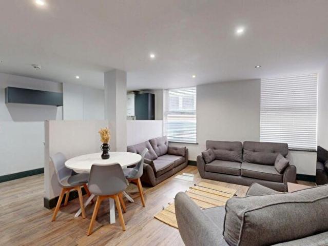 5 Bedroom Apartment To Rent In Flat, Hoods Hideout, Houndsgate, NG1