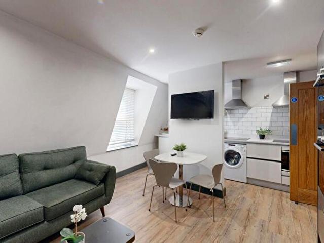 5 Bedroom Apartment To Rent In Flat, Hoods Hideout, Houndsgate, NG1