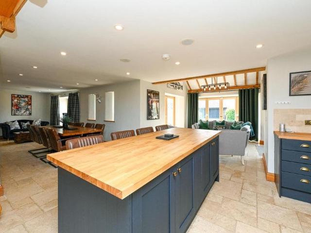 5 bedroom barn conversion to rent
