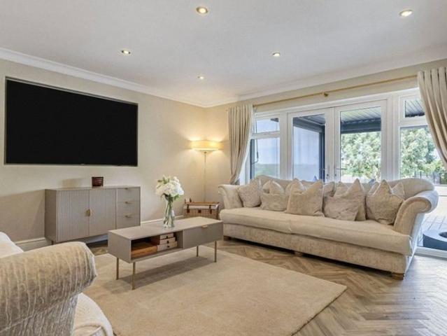 5 bedroom bungalow to rent