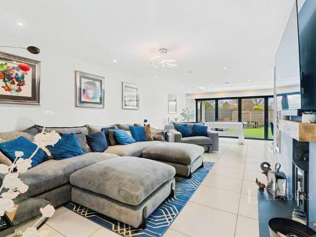 5 bedroom bungalow to rent