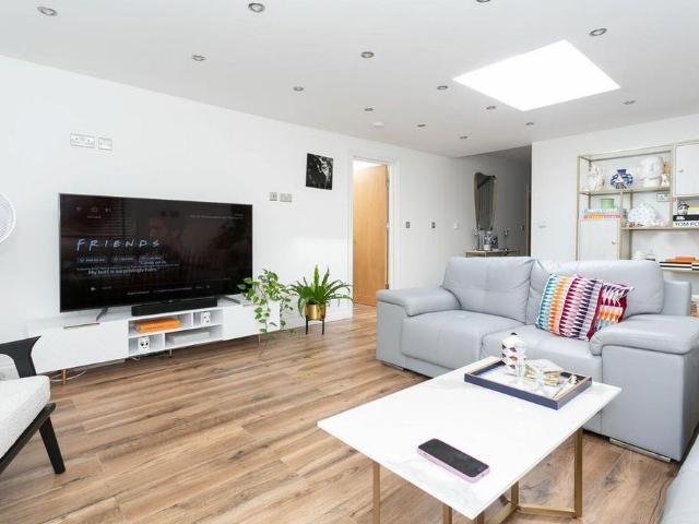 5 bedroom bungalow to rent