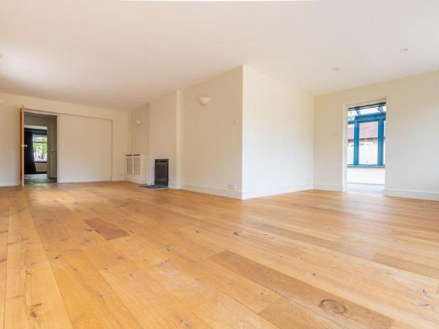 5 bedroom bungalow to rent