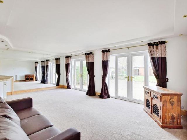 5 bedroom bungalow to rent