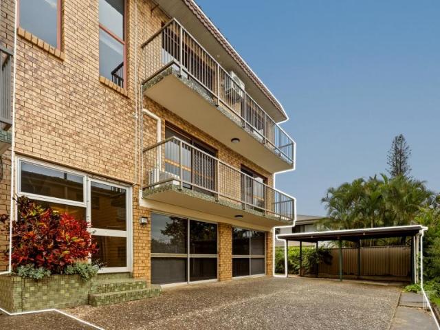 5 Bedroom House Greenslopes QLD 102439486