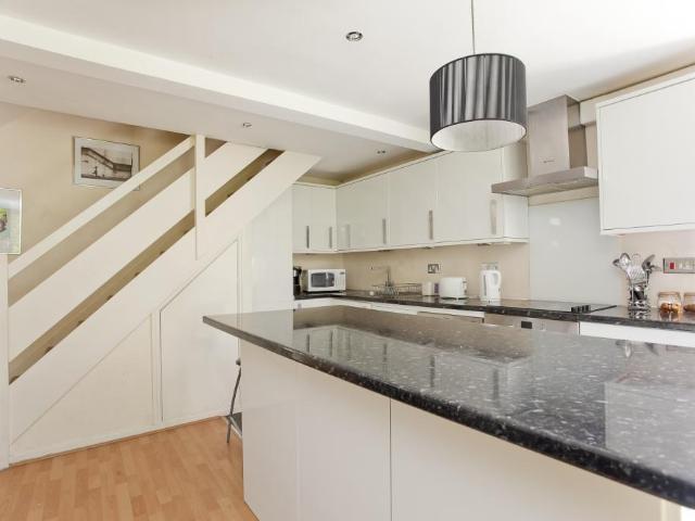 5 bedroom ground flat to rent
