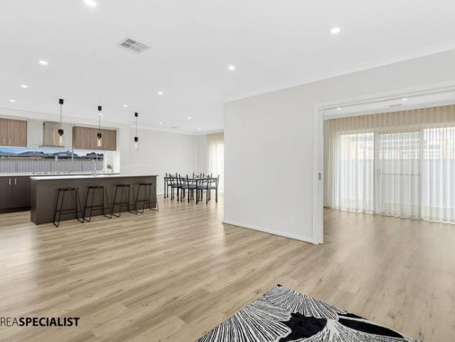 5 Bedroom Double Storey Home in Prime Location!