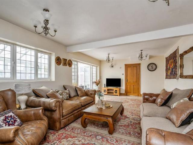 5 bedroom detached bungalow to rent