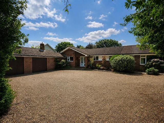 5 bedroom detached bungalow to rent