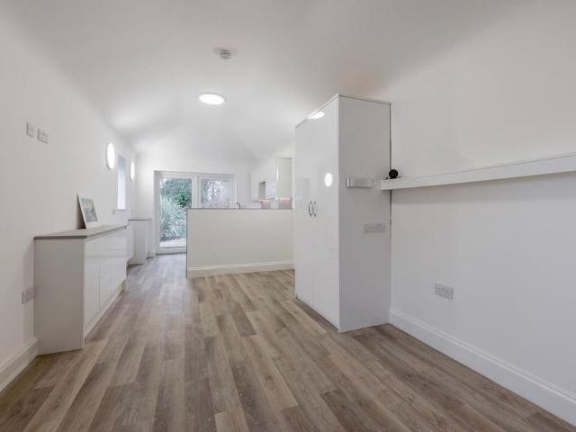 5 bedroom detached bungalow to rent