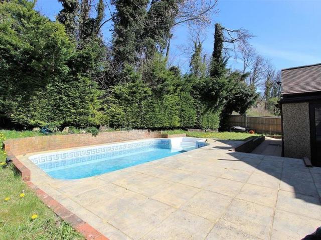 5 bedroom detached bungalow to rent