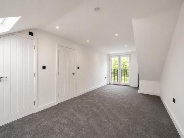 5 bedroom detached bungalow to rent