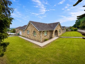 5 bedroom detached bungalow to rent