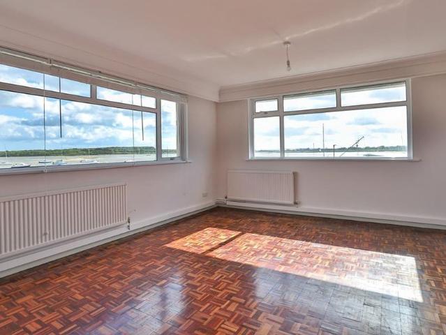 5 bedroom detached bungalow to rent