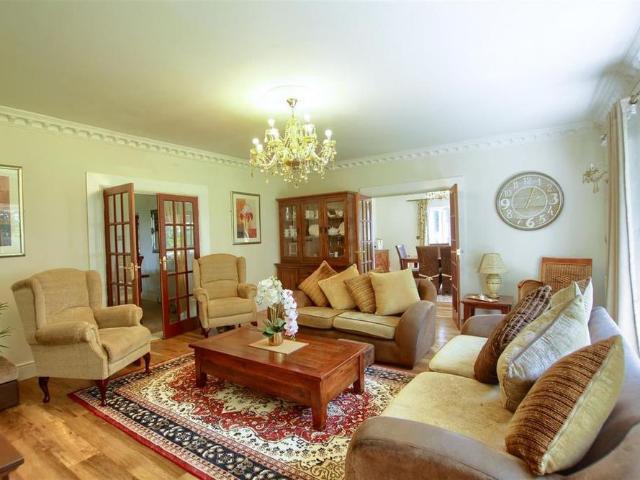 5 bedroom detached bungalow to rent