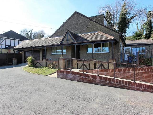 5 bedroom detached bungalow to rent