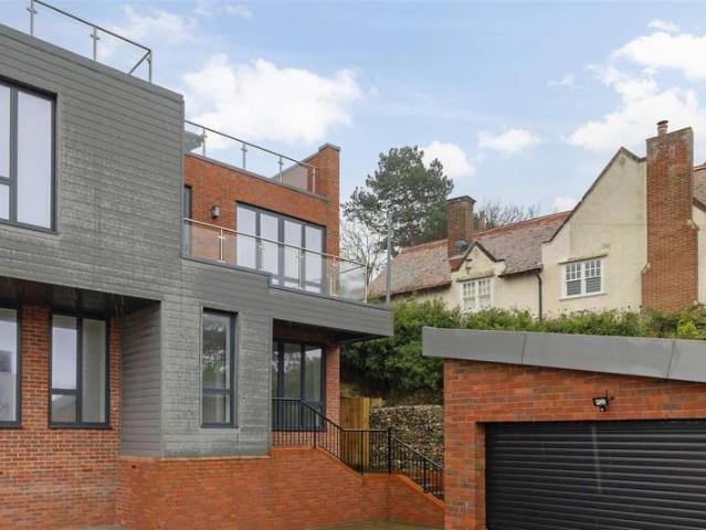 5 Bedroom Detached House