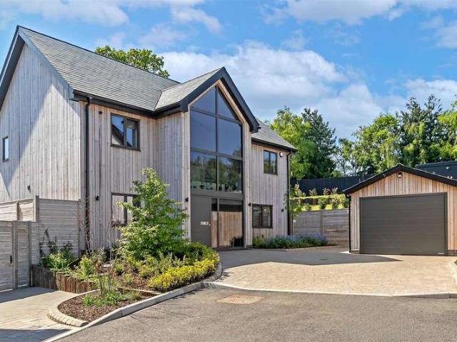 5 Bedroom Detached House