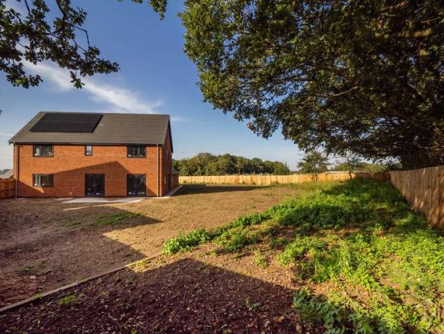 5 Bedroom Detached House