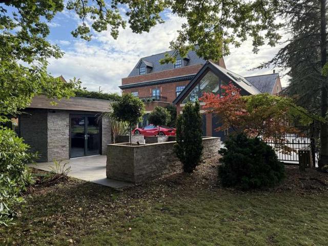 5 Bedroom Detached House