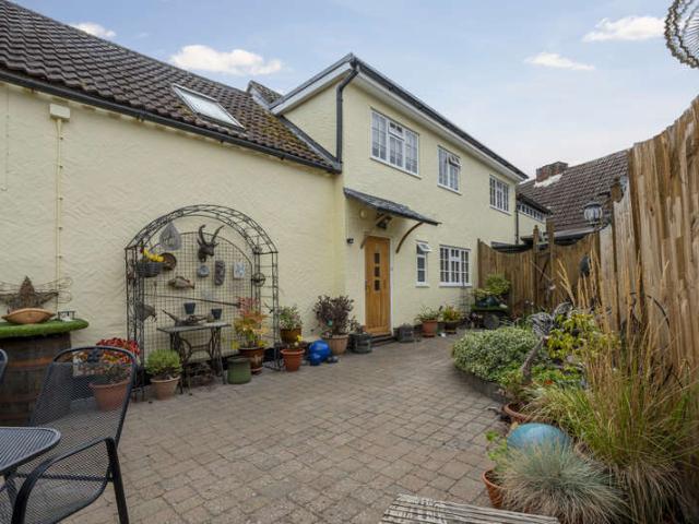 5 Bedroom Detached House