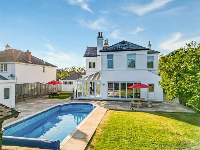 5 Bedroom Detached House