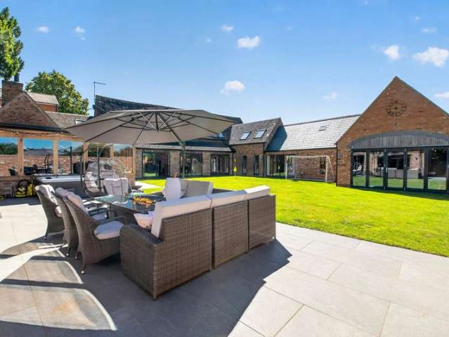 5 Bedroom Detached House