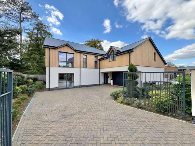 5 Bedroom Detached House