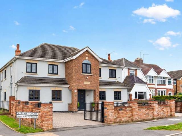 5 Bedroom Detached House